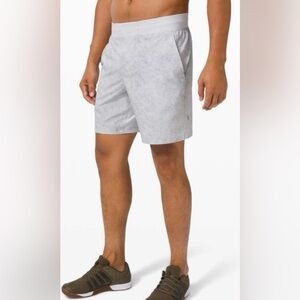 Lululemon T.H.E. Short Linerless 7"
Gravel Dust Alpine White Multi Shorts Large